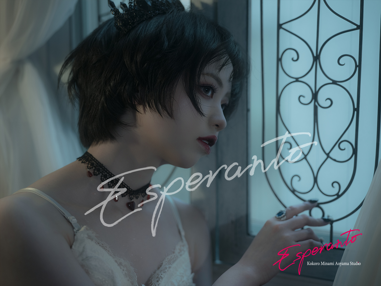 白いドレスとダークなヘアメイクで撮影したバレエコア風ポートレート