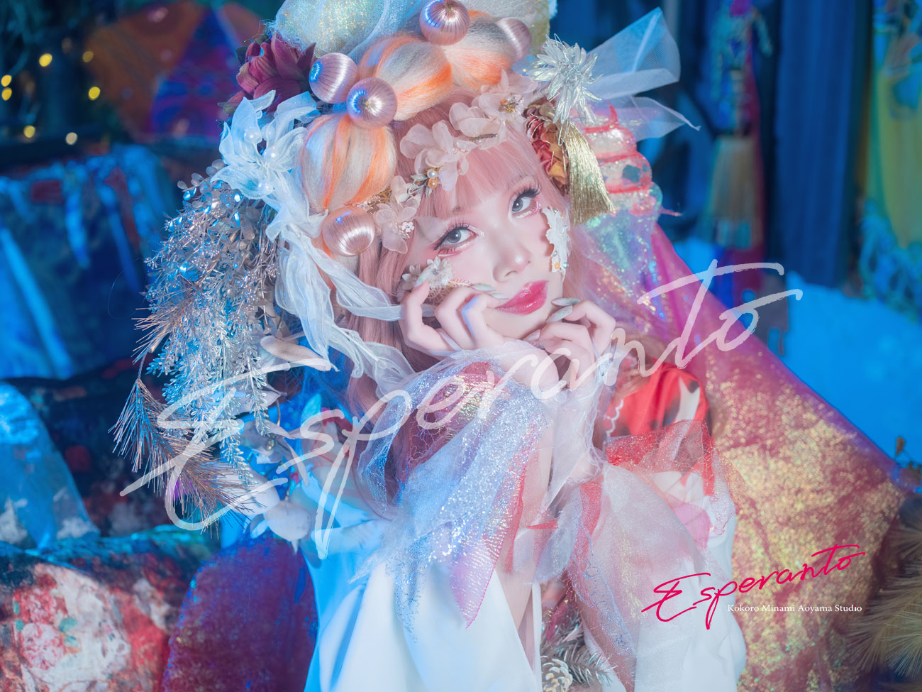青い光に包まれた白金魚プランの着物ドレス姿