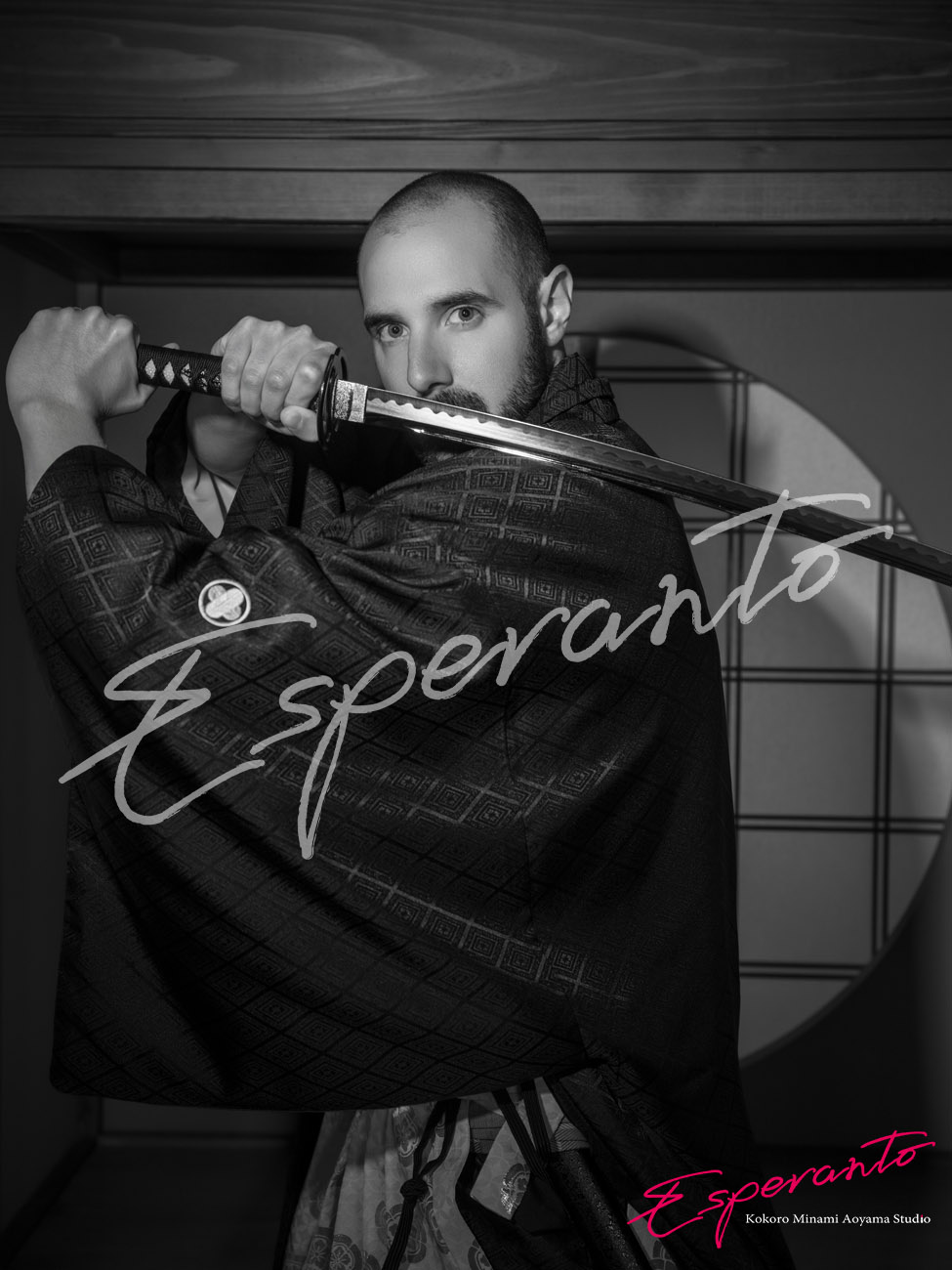 黒背景で撮影したSAMURAIプランの男性ソロポートレート
