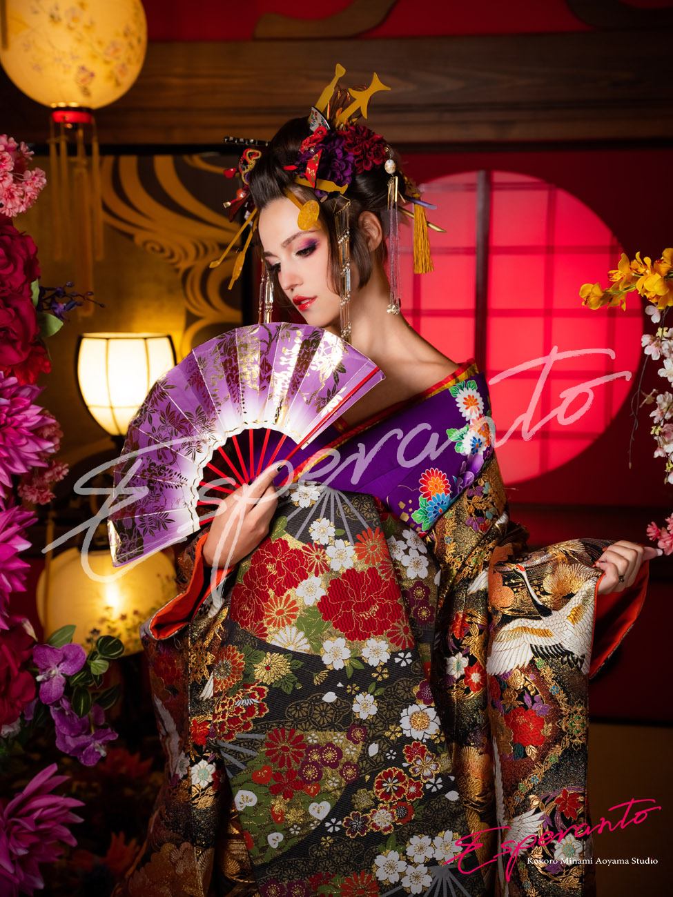 紫色の掛下と金色の打掛を合わせた浮世スタイルの花魁姿