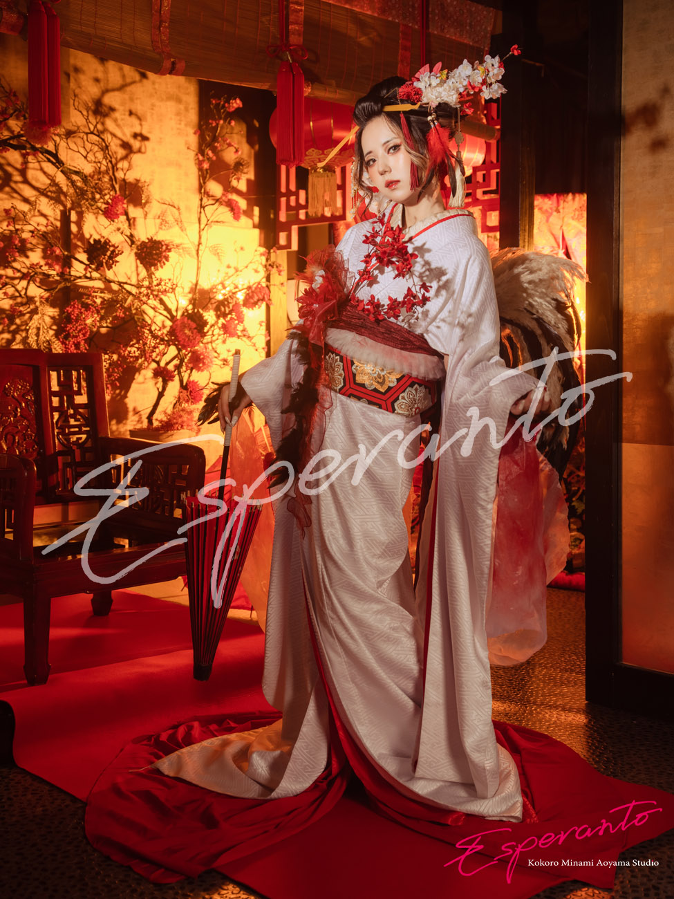 白い掛下と黒地の帯を合わせた日本髪のCrane Reverie